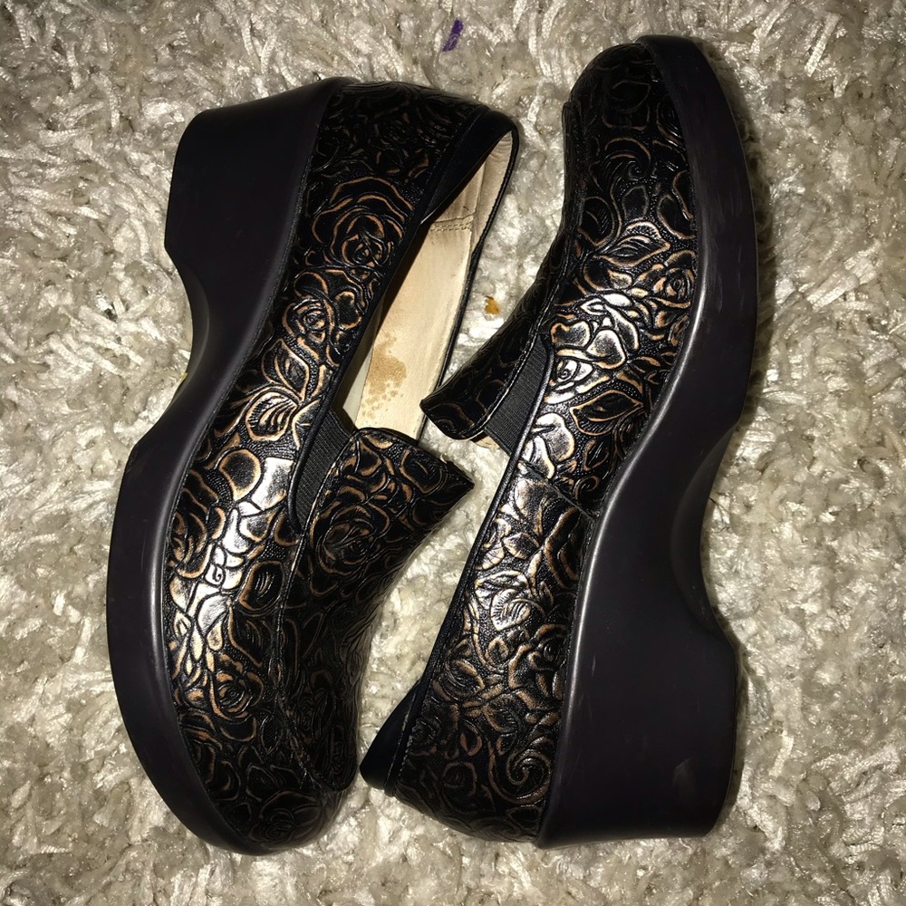 Alegria clogs